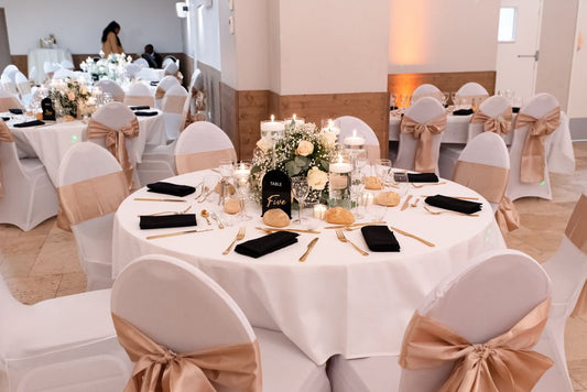 Quelle décoration de mariage pour des tables rondes ? 🍽 🌺