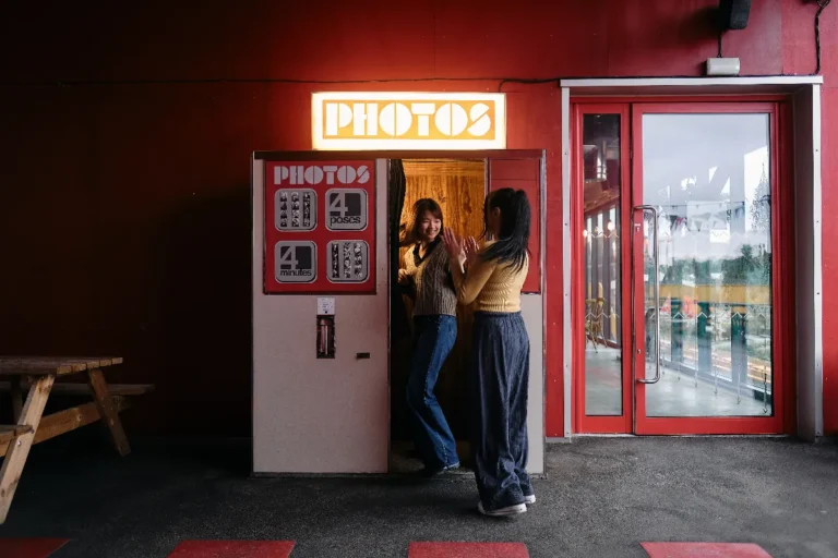decouvrez-le-plaisir-du-photomaton-4-poses-pour-vos-evenements