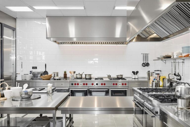 Plaque PVC Pour Cuisine Professionnelle : Avantages et Installation